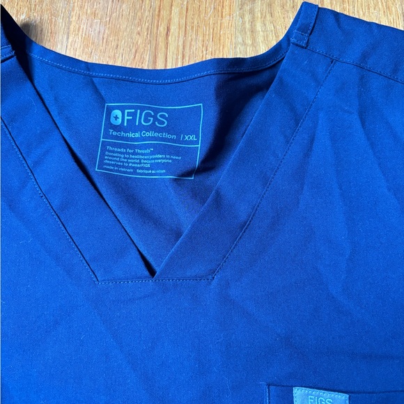 Chisec Three-Pocket Scrub Top - Picture 5 of 7
